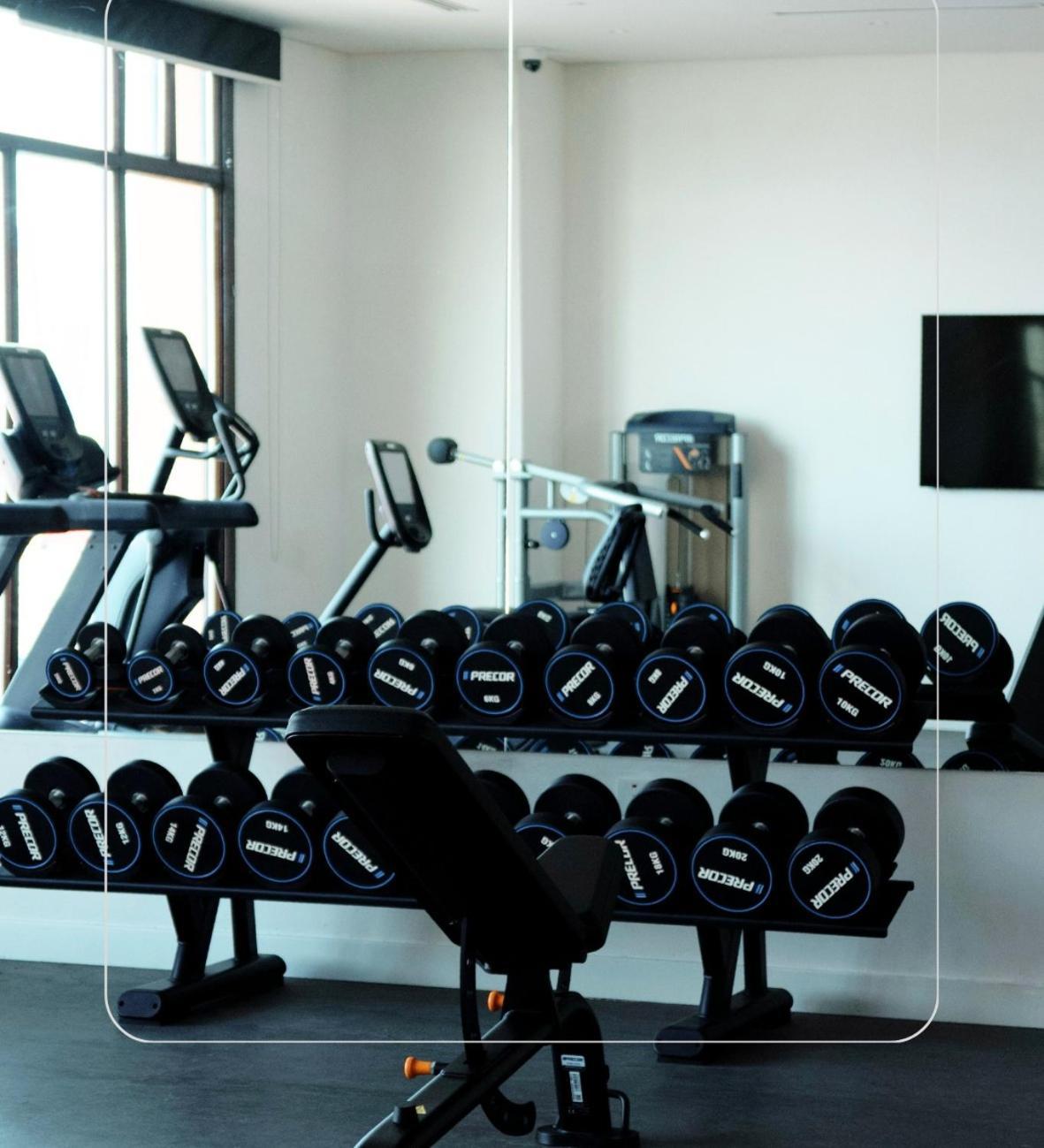 Mina Hotel And Residences By The Torch الدوحة المظهر الخارجي الصورة A set of dumbbells