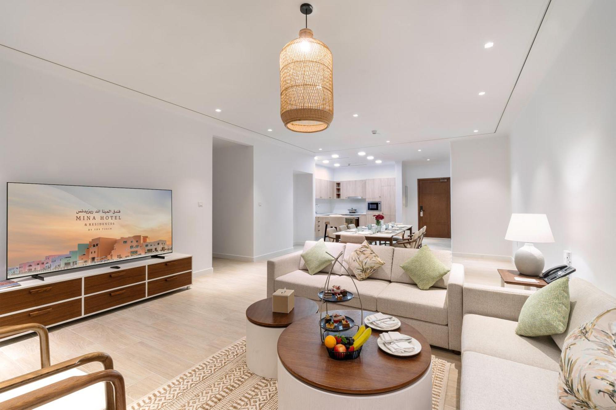 Mina Hotel And Residences By The Torch الدوحة المظهر الخارجي الصورة A living room at the Ritz-Carlton, DIFC