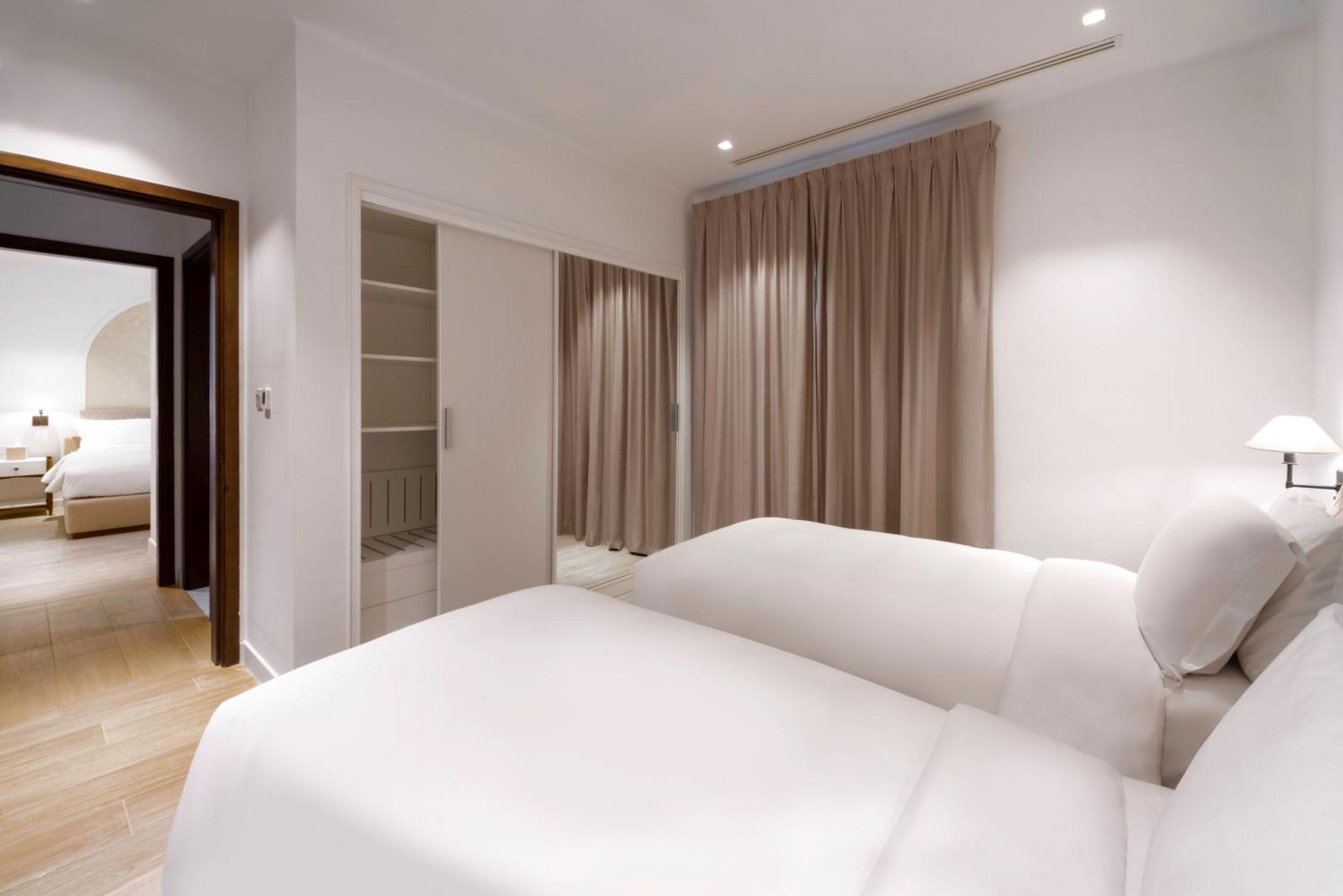 Mina Hotel And Residences By The Torch الدوحة المظهر الخارجي الصورة A bedroom at the hotel