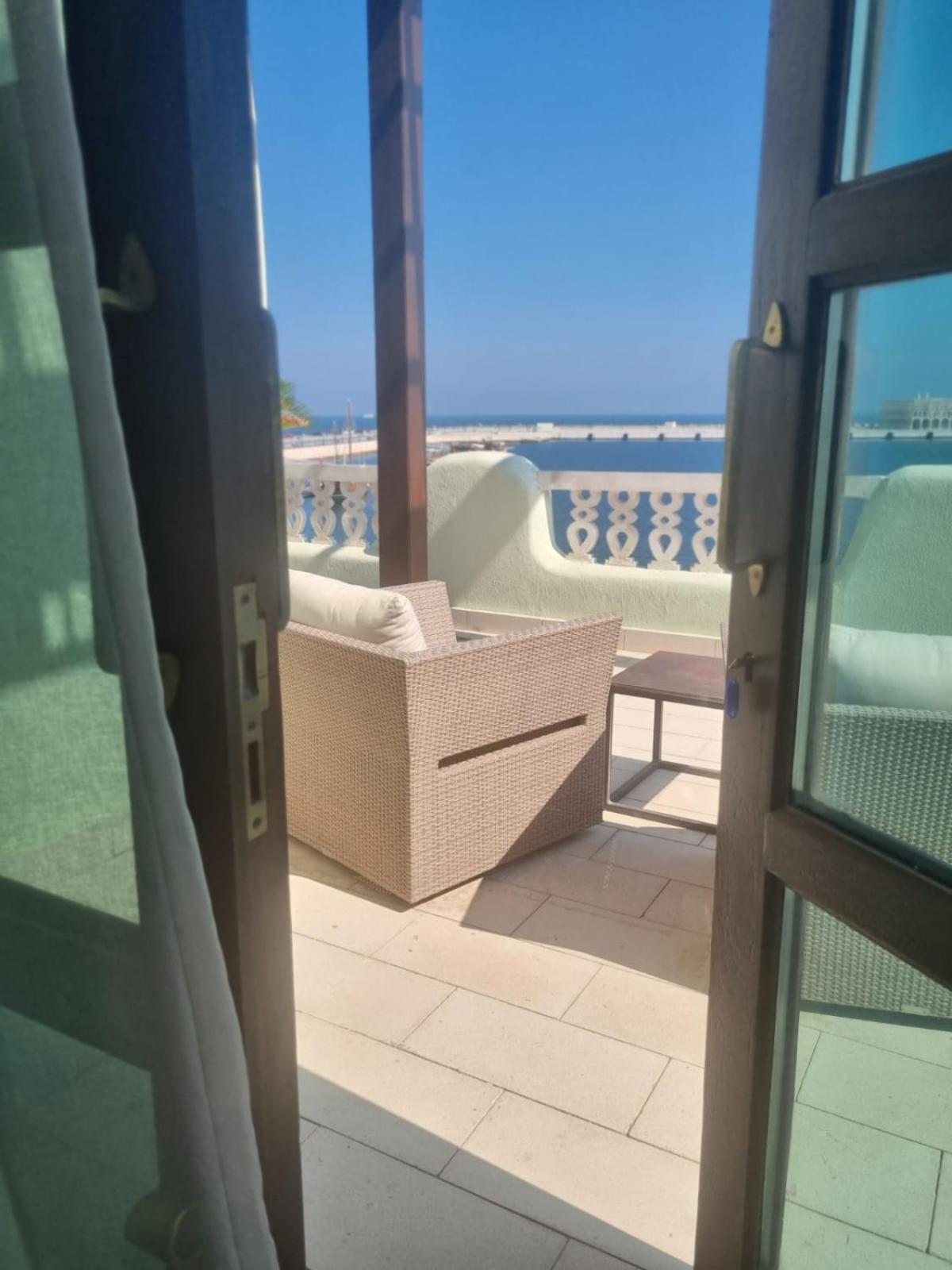 Mina Hotel And Residences By The Torch الدوحة المظهر الخارجي الصورة A balcony at the hotel