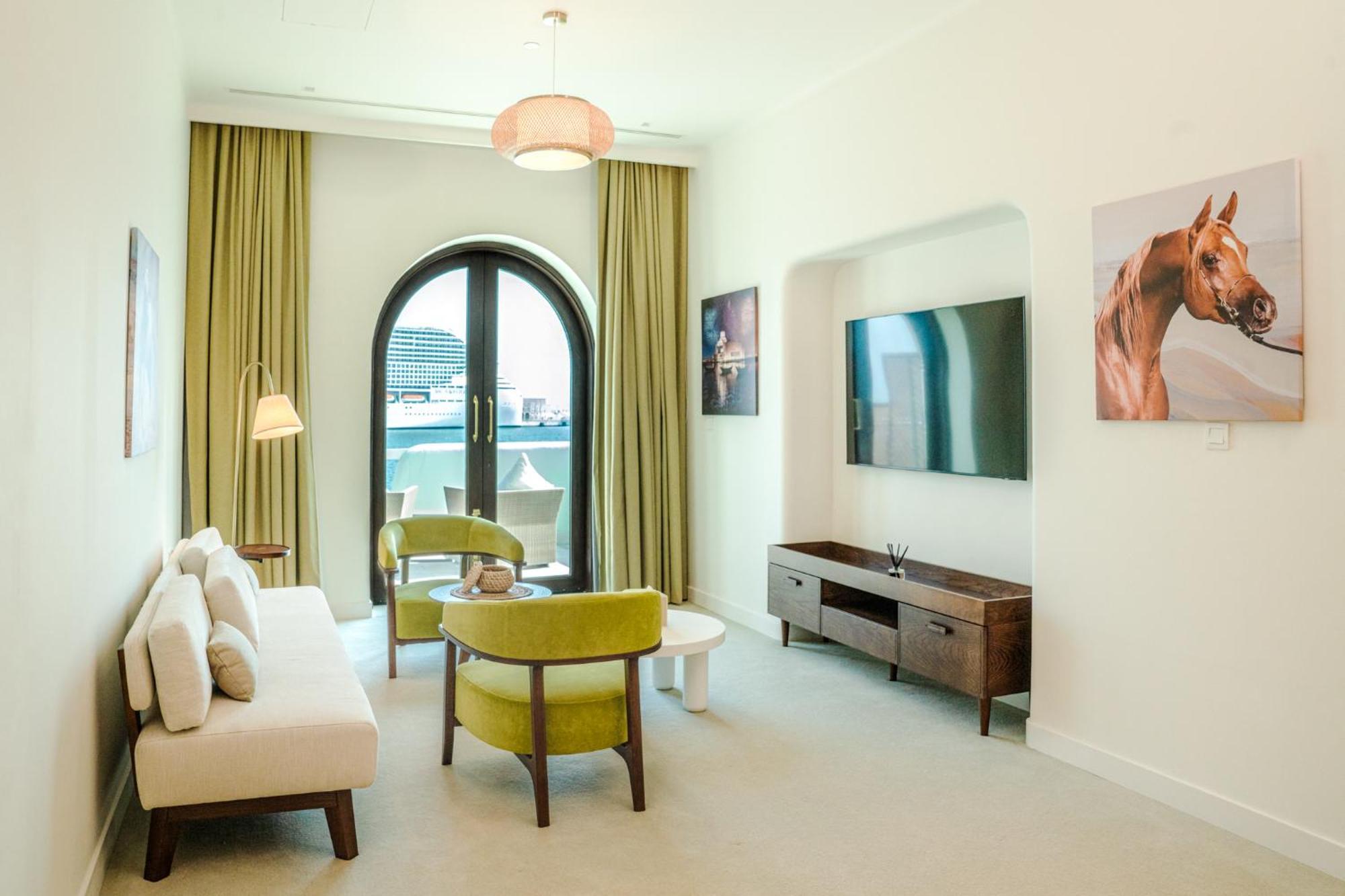 Mina Hotel And Residences By The Torch الدوحة المظهر الخارجي الصورة A living room at the hotel