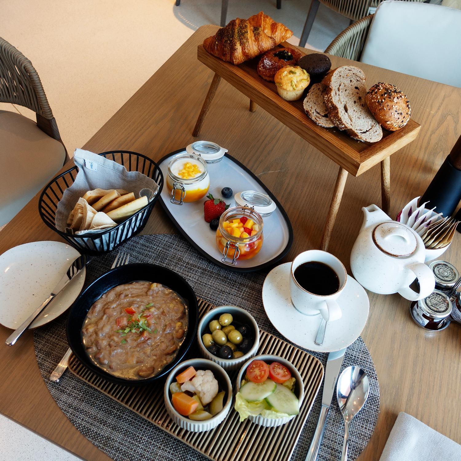 Mina Hotel And Residences By The Torch الدوحة المظهر الخارجي الصورة Israeli breakfast